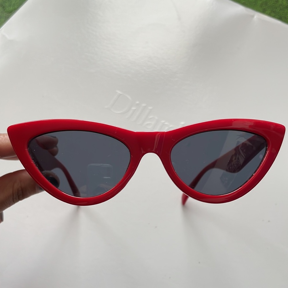 Red extreme cat eye sunglasses. Super cute 🔥